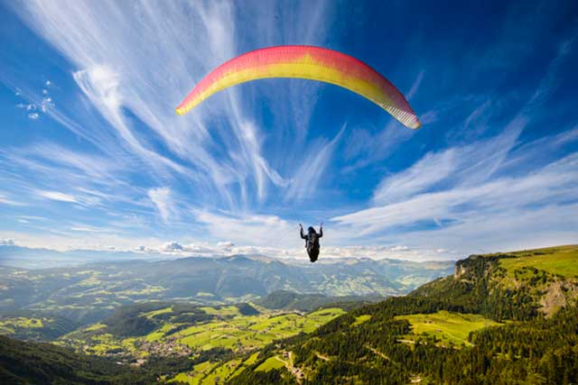 Paraglide in Swiss mountains